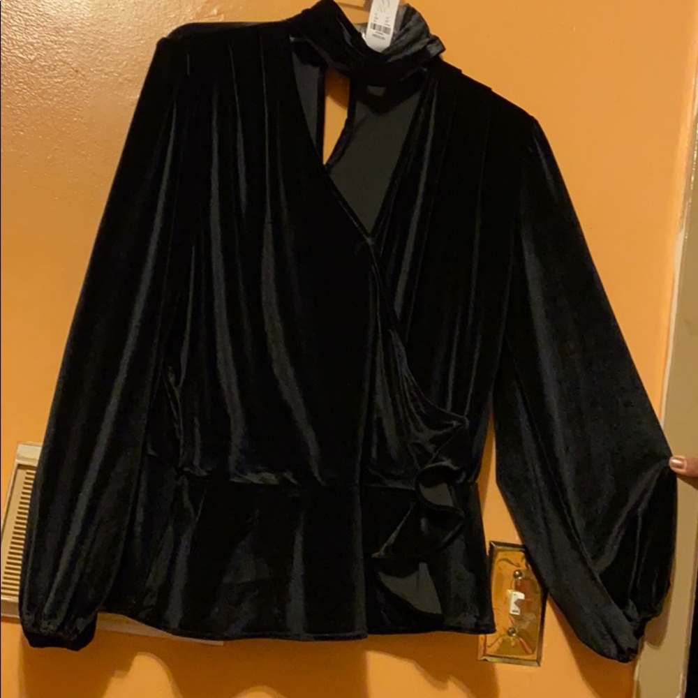 Cute black top great for a night out !!
